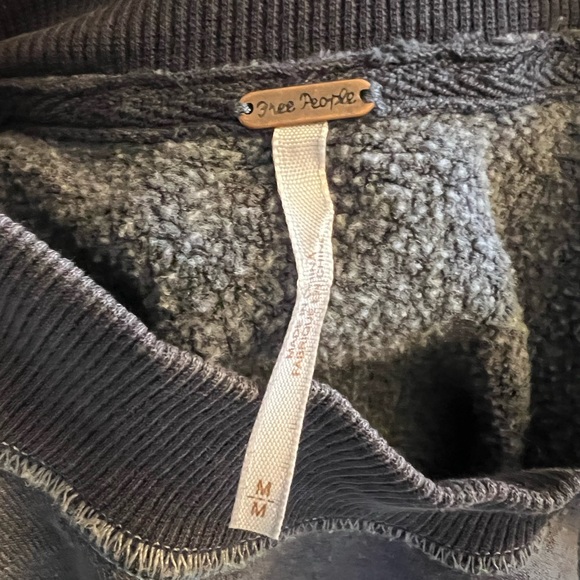 Free People sweatshirt, M, cropped with button detail - Picture 2 of 7